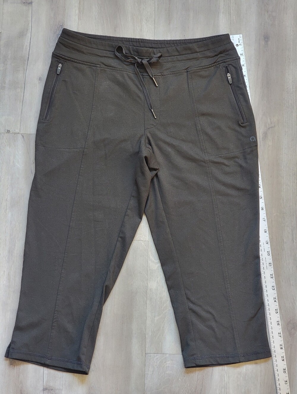 Hyba Olive Green Drawstring Capri Pants with Zipper Pockets - Size M